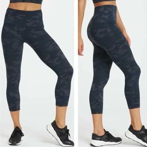 Spanx‎ Seamless Women’s Black Camo Cropped Length Leggings
Size M